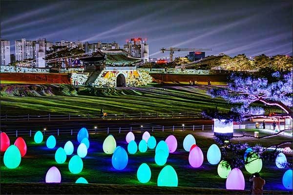 ‘2023 수원화성 미디어아트’가 진행 중인 창룡문과 국궁장 일원이 화려하게 장식돼 있는 모습.