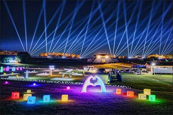 ‘2023 수원화성 미디어아트’가 열리고 있는 미디어아트 창룡문과 미디어 그라운드 전경