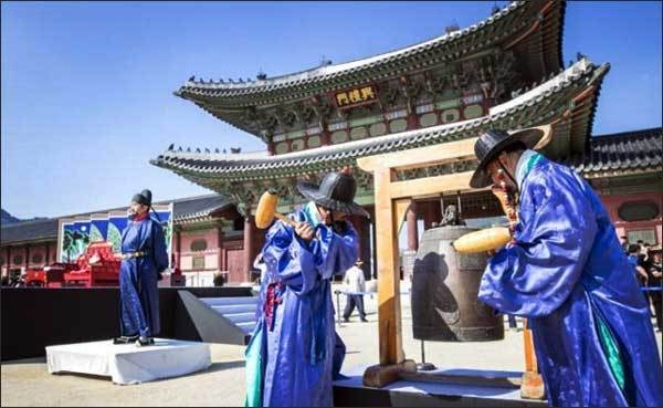 수종군이 첩종을 타종하는 모습