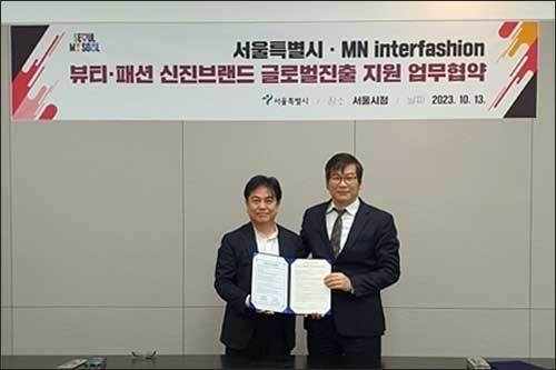 업무협약을 하는 송호재 서울시 경제일자리기획관(오른쪽)과 마노루 에노모토 MNIF 사업본부장
