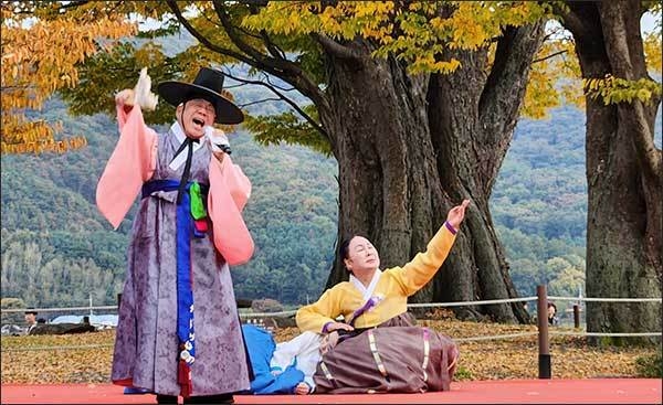 걸쭉한 소리로 배뱅이 소리극을 하는 국가무형문화재 배뱅이굿 예능보유자 김경배 명창(왼쪽)과 전옥희 명창