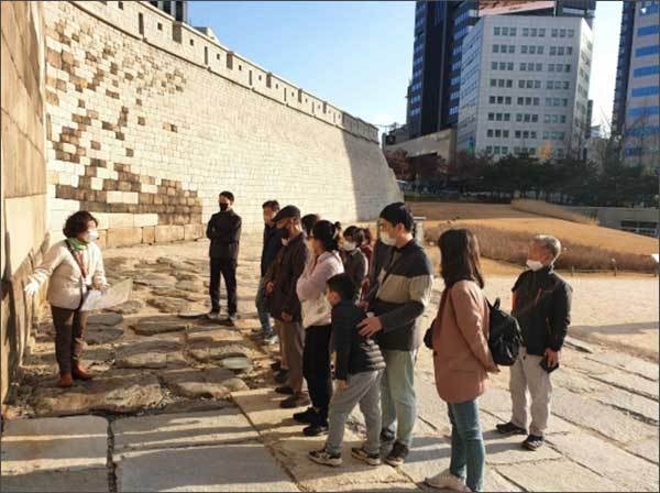 숭례문 시범해설 듣는 관람객들(‘22.11.19.)
