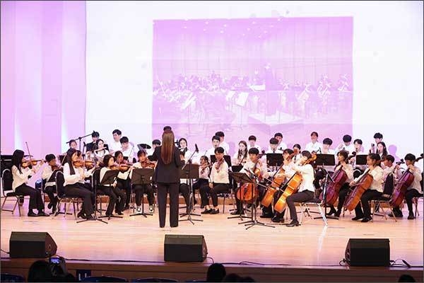 ‘새빛으로 어울림’에서 참가자들이 공연하고 있다.