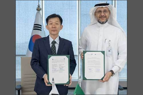 문화체육관광부 임성환 저작권국장과 사우디아라비아지식재산청 압둘아지즈 알스와일렘 청장의 저작권 분야 협력을 위한 업무협약 모습