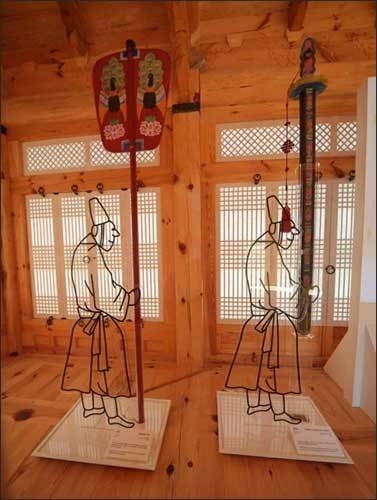 계조당 전시물_왕세자 의장물인 작선·금장도 복제품