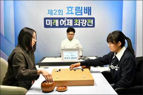 박소율 3단(왼쪽)과 김주아 3단의 결승전. 두사람 모두 초반 빠른 착점을 보여줬다.