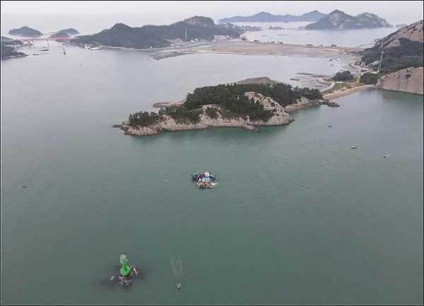 선유도 해역에서 조사 중인 발굴바지선