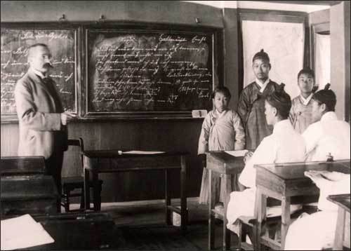 1903년 4월 6일 관립덕어학교에서 수업 중인 독일인 교사 요한 볼야안(Johann Bolljahn