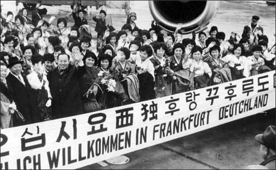 1966년 1월 31일 프랑크푸르트 공항에 도착한 최초의 대한민국 간호사들