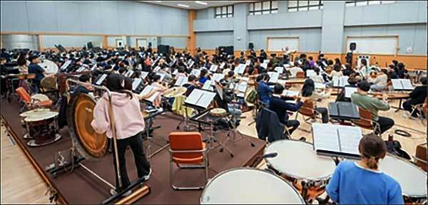 관현악단과 합창단 연습 사진