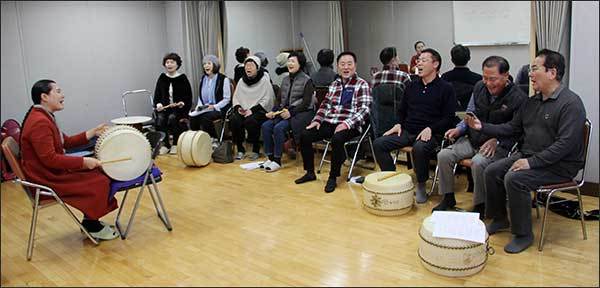 남성반, 여성반이 합반하여 공부하는 모습