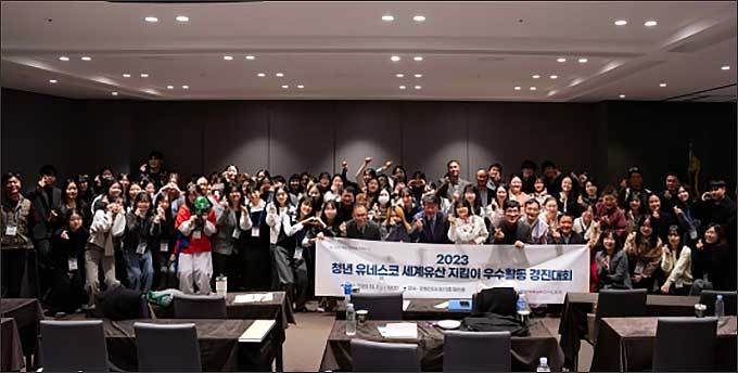 기념촬영하는 이경훈 문화재청 차장과 청년 지킴이들