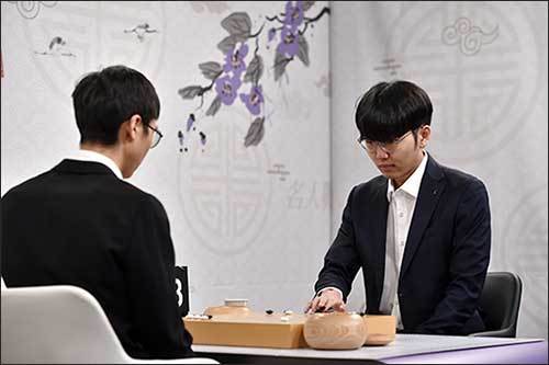 변상일 9단과 대국을 하는 신진서 9단(오른쪽)