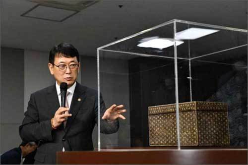<나전국화넝쿨무늬상자> 환수 언론공개회(23.9.6.)에서 유물 설명하는 최응천 문화재청장