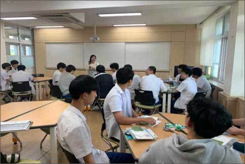 「문화유산과 미래」 활용한 부여고의 수업 모습