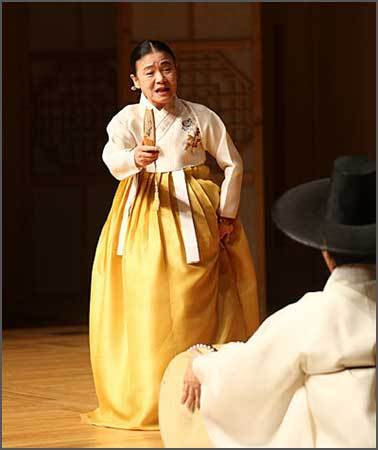 심청가를 부르는 국가무형문화재 에능 보유자 안숙선 명창