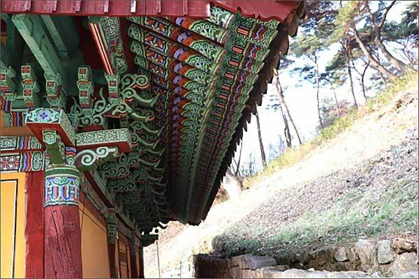배면(뒤)에서 본 처마