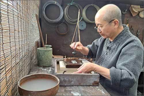 홈내기 작업 중인 김영희 씨