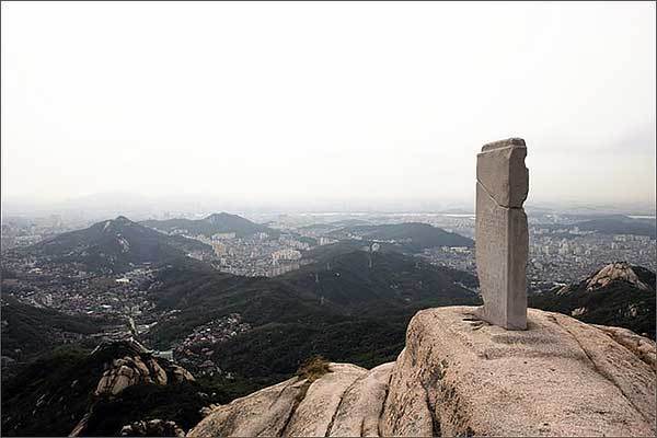 북한산 비봉 정상의 진흥왕 순수비 비좌와 복제비