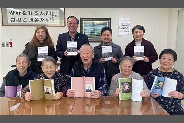 《눈꽃 같은 사람들》 참여자<br>
남영순 면담가, 박창규 사할린동포복지회관 관장, 집필자 최정학 작가, 안성숙 면담가(윗줄 왼쪽부터), 아랫줄 사할린 한인들