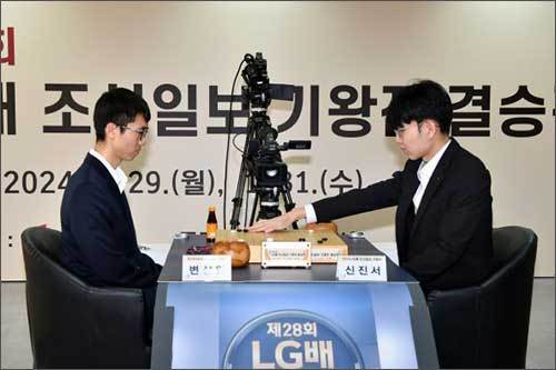 신진서 9단(오른쪽)이 변상일 9단과의 대결에서 승리하며 LG배 세 번째 우승컵을 차지했다.