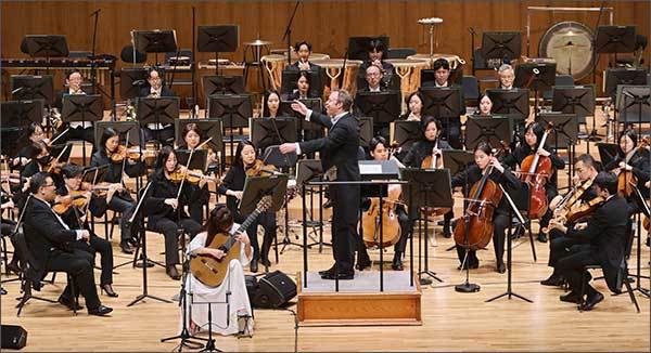 국립심포니오케스트라와 협연하는 기타리스트 박규희, 지휘자는 다비트 라일란트((국립심포니오케스트라 제공))