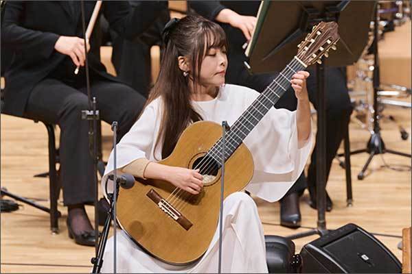 국립심포니오케스트라와 협연하는 기타리스트 박규희(국립심포니오케스트라 제공)