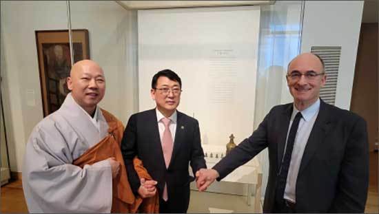 협상 후 기념 촬영하는 관계자들 (2.5.현지시간, 보스턴미술관)