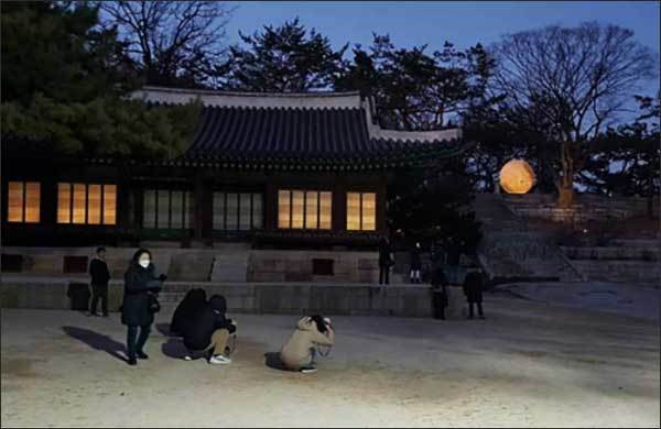 창경궁에서 보름달 모형 사진 찍는 관람객들(2023.2