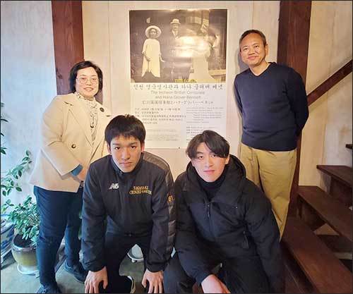 이번 전시 <인천 영국영사관과 하나 글래버 베넷 전(展, The Incheon British Consulate and Hana Glover Bennett)>를 위해 나가사키에서 참석한 건축학 전공인 야마다 유카리 교수, 그의 제자인 대학생 사카구치 히로마사 군, 나카모토 코타 군, 하마사키 다이 교수(왼쪽부터), 인천관동갤러리 1층 전시장에서