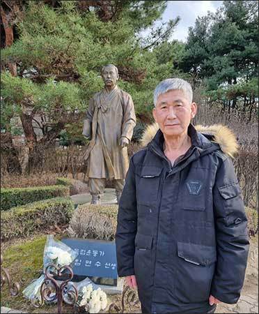 할아버지의 동상을 찾은 손자 임병무 씨