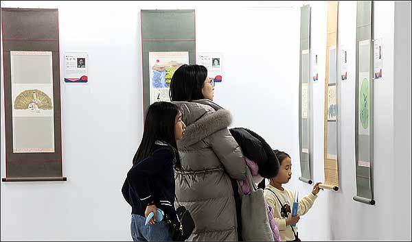엄마를 따라온 아이들이 여성독립운동가 시화를 보고 있다.