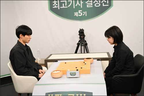 이창석 9단(왼쪽)이 한국 첫 공식전을 치른 나카무라 스미레 3단에게 승리했다.