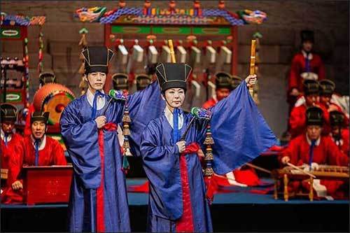 <종묘제례악> 헝가리 공연에서 약(왼손)과 적(오른손)을 들고 문무를 추는 모습(국립국악원 제공)