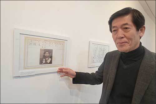 홍재설 애국지사와 그의 두 아들 홍종욱, 홍종엽 3부자(父子) 독립운동가 전시물앞에서 증손자 홍진표(70세)가 감회에 젖어 있다.