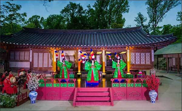 연경당에서의 궁중정재(박접무) 공연(23.5.)