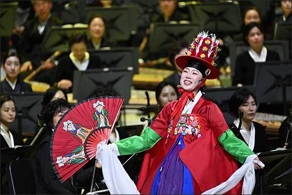 관객들을 위한 덕담과 흥겨움을 전하는 국립국악원 민속악단 유지숙 예술감독