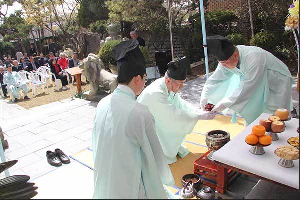 전통 제례의식으로 열린 이날 추모제에서 초헌관(유족대표 이호헌)이 헌작하는 모습