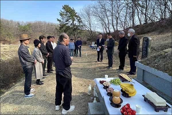 김구응ㆍ 최정철 열사 모자(母子) 무덤에서 참배자들이 넋을 기리는 모습 