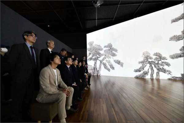 ‘작은 금강, 칠보산을 거닐다’ 디지털 영상 전시 관람하는 양방언 작곡가(앞줄 첫 번째)와 최응천 문화재청장 등 관계자들