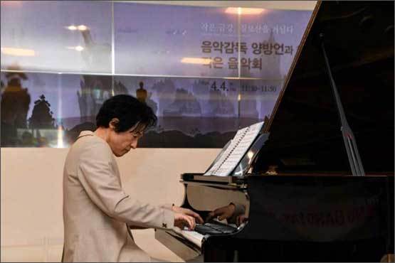 국립고궁박물관 방문한 관람객들에게 피아노 연주 선보이는 양방언 작곡가