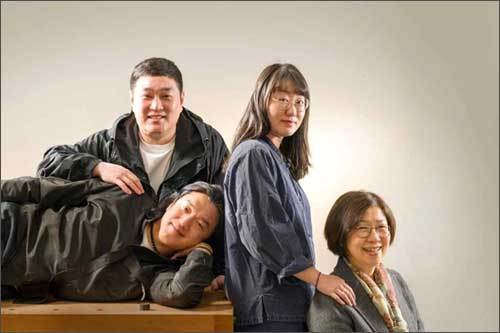 화각장 이종문 이수자, 단청장 안유진 이수자, 매듭장 박선희 이수자, 소목장 윤순일 이수자(왼쪽 위부터 시계방향으로)