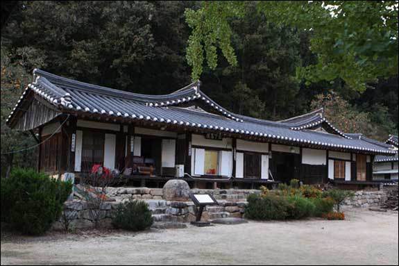 백하구려 고택 전경. 독립운동가 김대락(金大洛) 선생은 일제강점기 초 고택 사랑채를 내놔 국민계몽을 위해 근대식 학교인 협동학교를 개교하도록 했다.