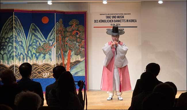 국립국악원 오스트리아 전시 개막식 피리 연주 모습