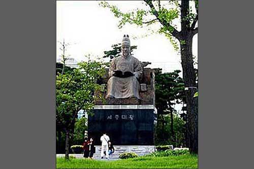서울 여의도공원에 있는 세종 동상, 세종이 동상 앞 시민을 굽어보는 듯하다.
