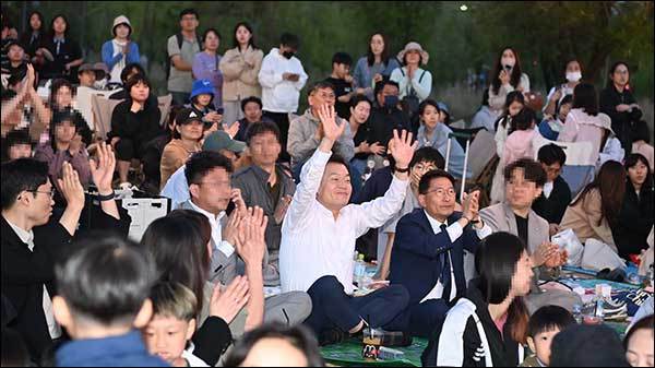이재준 시장이 시민들과 함께 공연을 관람하고 있다.