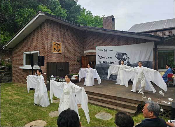 <strong>이애주한국전통춤회의 축하공연_예의춤</strong>