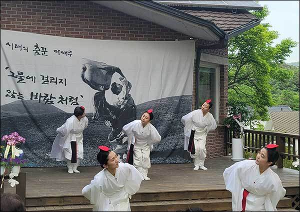 <strong>이애주한국전통춤회의 축하공연_학춤</strong>