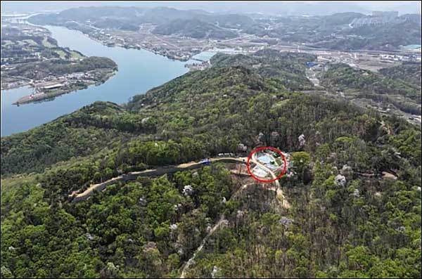 충주 장미산성과 한강 원경(조사지역:붉은색)