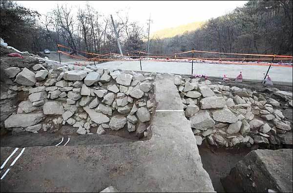 충주 장미산성 석축성벽 축조 상태